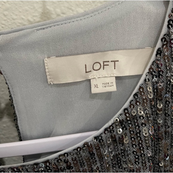 LOFT Chic Silver Sequin Blouse Feminine Office Casual Neutral Party Cap Sleeve - Picture 3 of 5